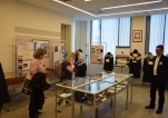 Zwiedzający wystawę dokumentującą początki i współczesność sądów administracyjnych